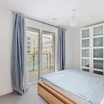 Beautiful Large 3 Bed 2 Bath Flat In Stratford