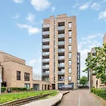 Beautiful Large 3 Bed 2 Bath Flat In Stratford
