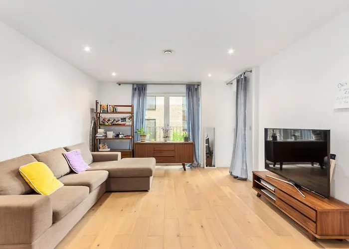 Beautiful Large 3 Bed 2 Bath Flat In Stratford