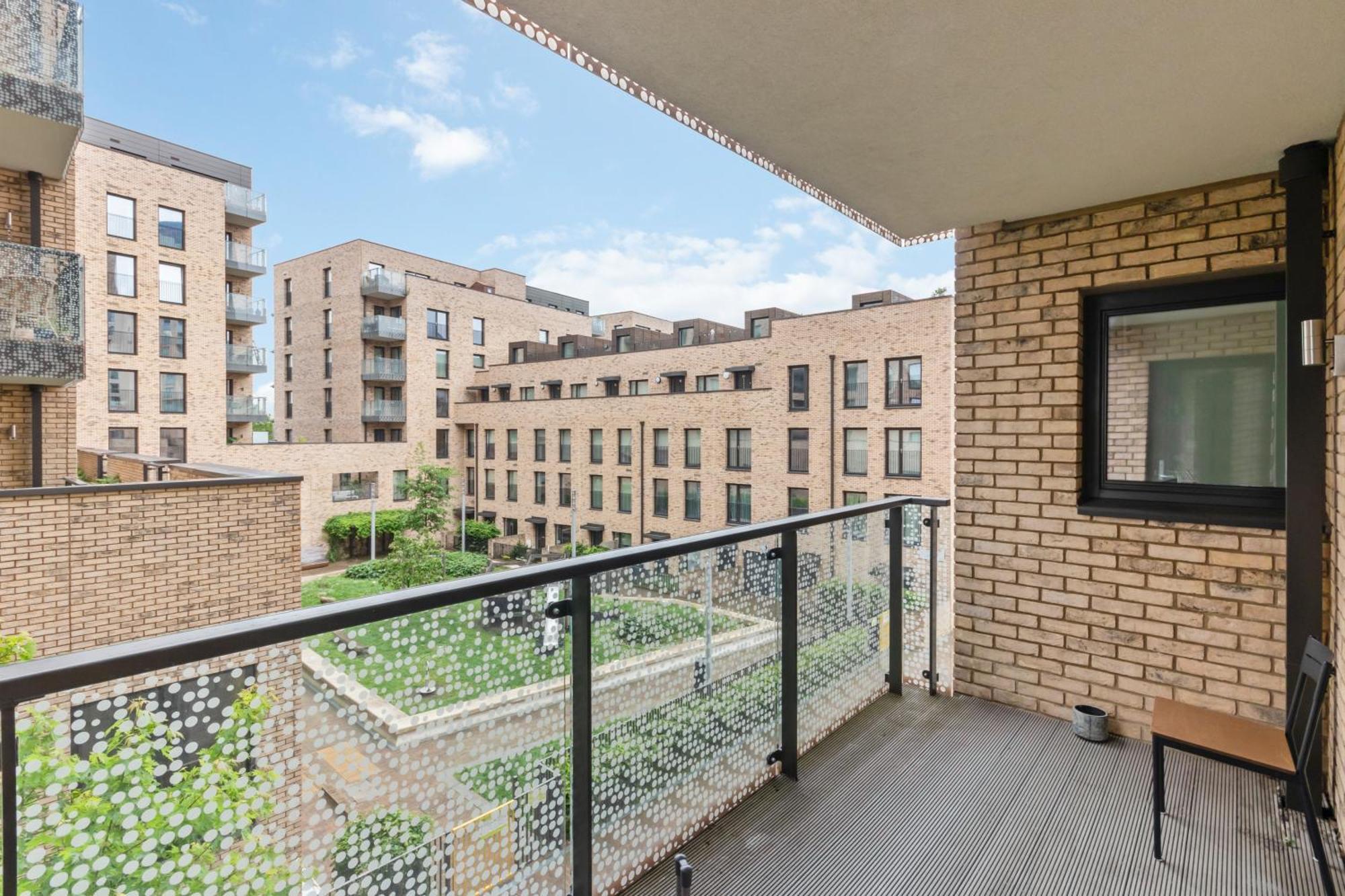 Beautiful Large 3 Bed 2 Bath Flat In Stratford